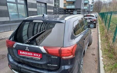 Mitsubishi Outlander III рестайлинг 3, 2018 год, 1 990 000 рублей, 3 фотография