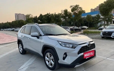 Toyota RAV4, 2021 год, 2 390 000 рублей, 3 фотография