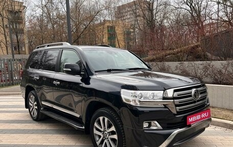 Toyota Land Cruiser 200, 2017 год, 6 900 000 рублей, 2 фотография