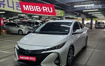 Toyota Prius IV XW50, 2020 год, 2 300 000 рублей, 1 фотография