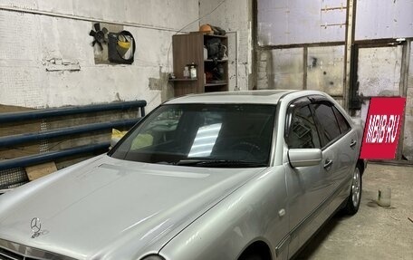 Mercedes-Benz E-Класс, 1998 год, 600 000 рублей, 2 фотография