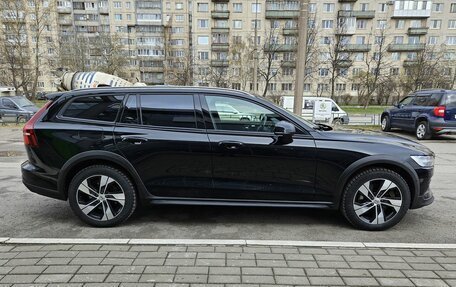 Volvo V60 Cross Country II, 2021 год, 3 929 000 рублей, 2 фотография