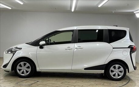 Toyota Sienta II, 2021 год, 1 250 000 рублей, 2 фотография
