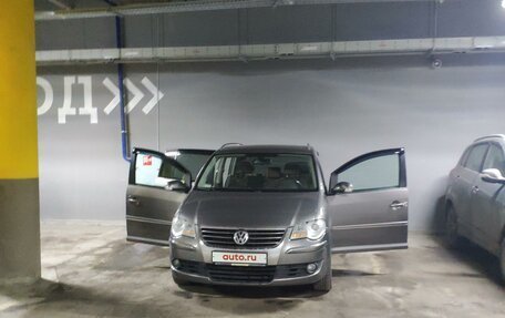Volkswagen Touran III, 2008 год, 810 000 рублей, 2 фотография