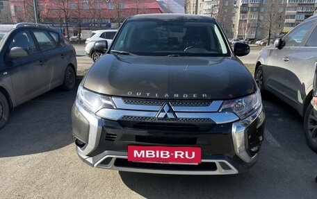 Mitsubishi Outlander III рестайлинг 3, 2019 год, 2 599 000 рублей, 2 фотография