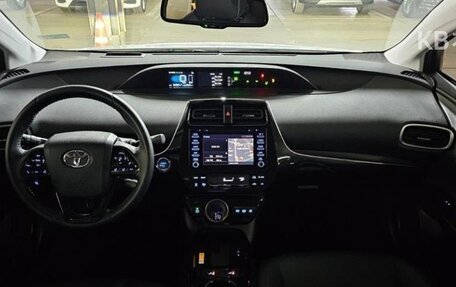 Toyota Prius IV XW50, 2020 год, 2 300 000 рублей, 5 фотография
