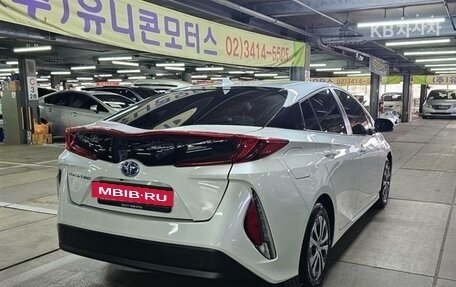 Toyota Prius IV XW50, 2020 год, 2 300 000 рублей, 3 фотография
