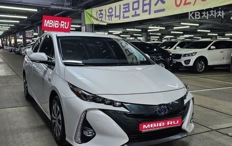 Toyota Prius IV XW50, 2020 год, 2 300 000 рублей, 2 фотография