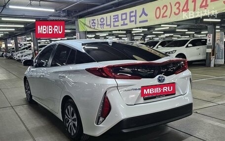 Toyota Prius IV XW50, 2020 год, 2 300 000 рублей, 4 фотография