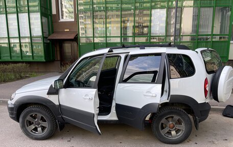 Chevrolet Niva I рестайлинг, 2018 год, 949 000 рублей, 3 фотография