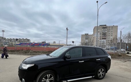 Mitsubishi Outlander III рестайлинг 3, 2013 год, 1 500 000 рублей, 2 фотография