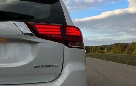 Mitsubishi Outlander III рестайлинг 3, 2022 год, 2 690 000 рублей, 7 фотография