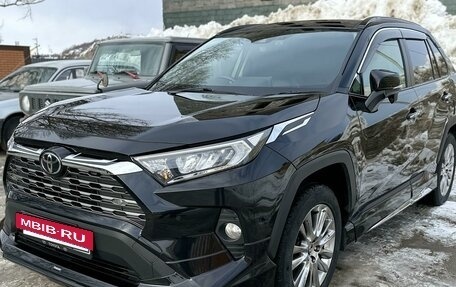Toyota RAV4, 2019 год, 3 650 000 рублей, 2 фотография