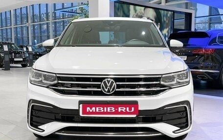 Volkswagen Tiguan II, 2021 год, 4 097 000 рублей, 2 фотография