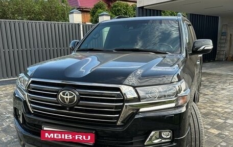 Toyota Land Cruiser 200, 2017 год, 7 750 000 рублей, 2 фотография