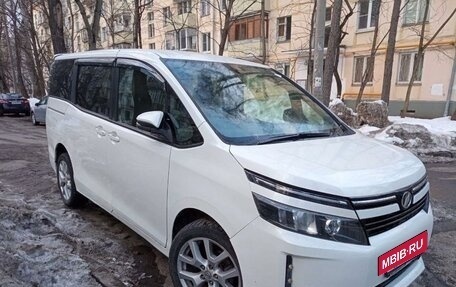 Toyota Voxy III, 2014 год, 1 790 000 рублей, 2 фотография