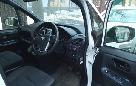 Toyota Voxy III, 2014 год, 1 790 000 рублей, 8 фотография