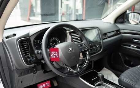 Mitsubishi Outlander III рестайлинг 3, 2022 год, 3 200 000 рублей, 9 фотография