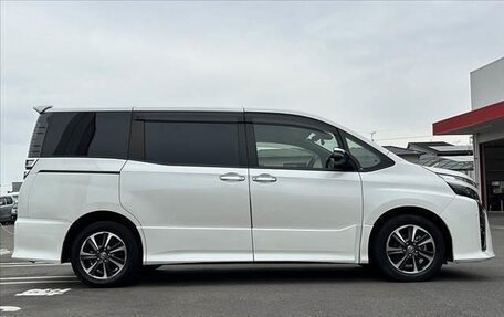 Toyota Voxy III, 2020 год, 2 570 000 рублей, 2 фотография