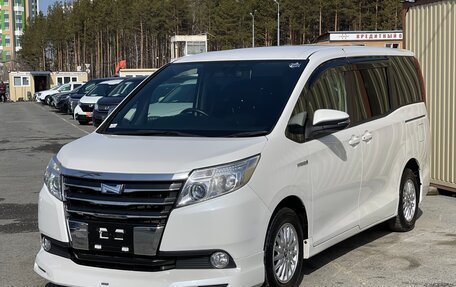 Toyota Noah III, 2014 год, 2 185 000 рублей, 2 фотография