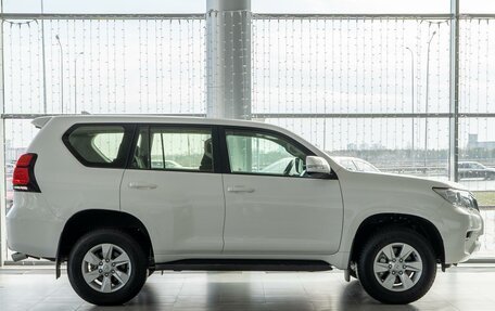 Toyota Land Cruiser Prado 150 рестайлинг 2, 2022 год, 7 000 000 рублей, 5 фотография