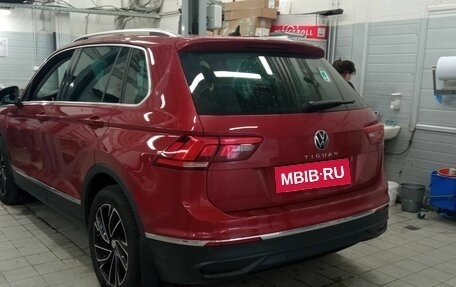 Volkswagen Tiguan II, 2021 год, 2 675 000 рублей, 4 фотография