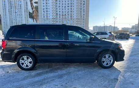 Dodge Caravan V, 2018 год, 2 113 000 рублей, 3 фотография