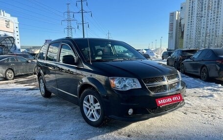 Dodge Caravan V, 2018 год, 2 113 000 рублей, 2 фотография