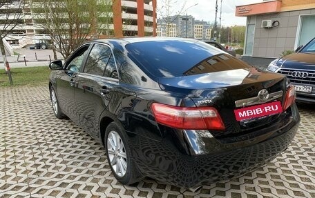 Toyota Camry, 2011 год, 950 000 рублей, 2 фотография