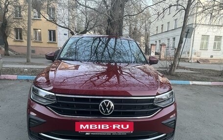 Volkswagen Tiguan II, 2021 год, 2 890 000 рублей, 2 фотография