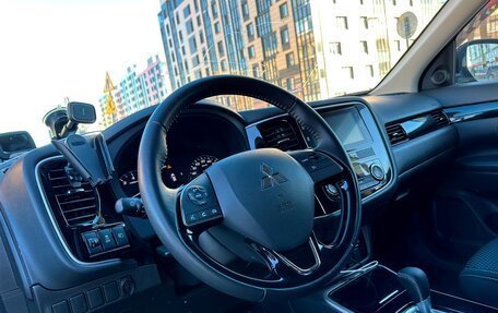 Mitsubishi Outlander III рестайлинг 3, 2019 год, 3 190 000 рублей, 15 фотография