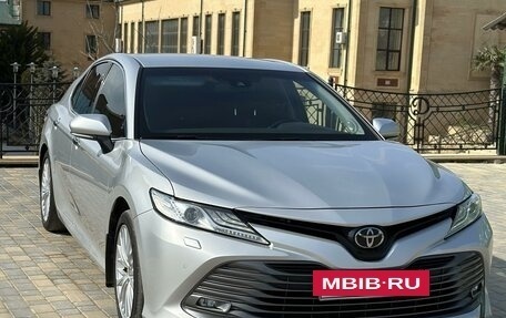 Toyota Camry, 2021 год, 3 190 000 рублей, 2 фотография