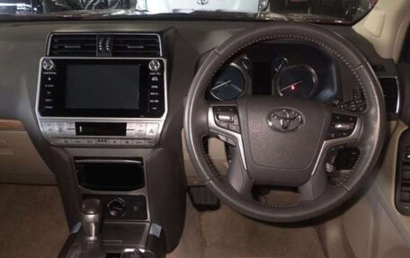 Toyota Land Cruiser Prado 150 рестайлинг 2, 2021 год, 3 470 000 рублей, 6 фотография