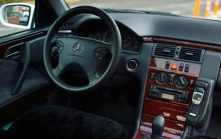 Mercedes-Benz E-Класс, 2001 год, 750 000 рублей, 4 фотография