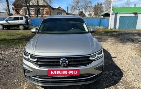 Volkswagen Tiguan II, 2021 год, 4 100 000 рублей, 2 фотография