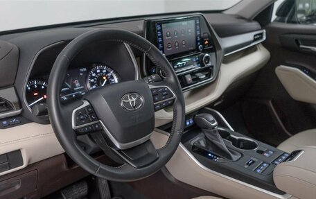 Toyota Highlander, 2022 год, 5 800 000 рублей, 12 фотография