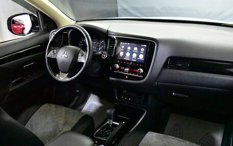 Mitsubishi Outlander III рестайлинг 3, 2022 год, 2 730 000 рублей, 17 фотография