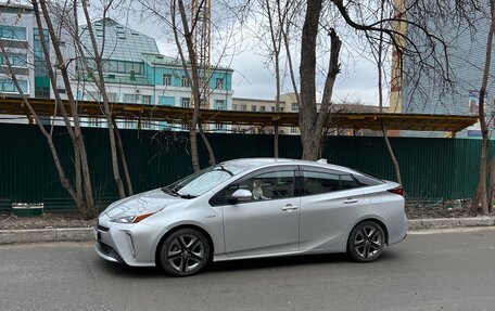 Toyota Prius IV XW50, 2019 год, 2 050 000 рублей, 2 фотография