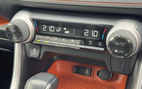 Toyota RAV4, 2021 год, 2 190 000 рублей, 13 фотография