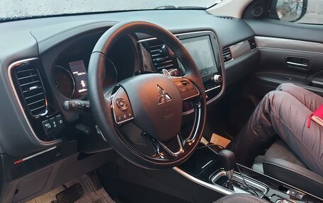 Mitsubishi Outlander III рестайлинг 3, 2021 год, 3 350 000 рублей, 7 фотография