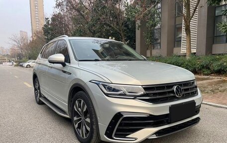Volkswagen Tiguan II, 2021 год, 2 530 000 рублей, 3 фотография