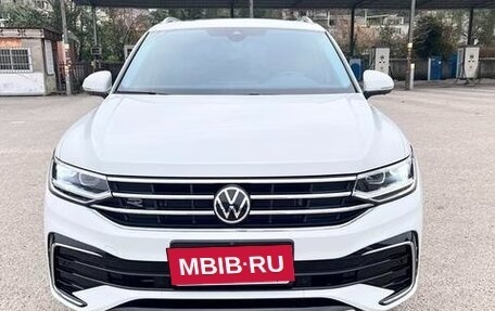 Volkswagen Tiguan II, 2021 год, 2 570 000 рублей, 2 фотография