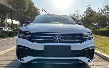 Volkswagen Tiguan II, 2021 год, 2 580 001 рублей, 2 фотография