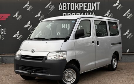 Toyota Town Ace V, 2019 год, 1 995 000 рублей, 3 фотография