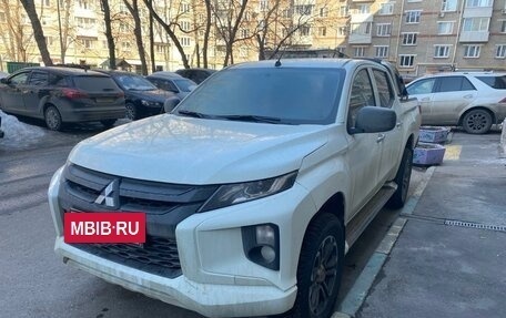 Mitsubishi L200 IV рестайлинг, 2020 год, 2 200 000 рублей, 2 фотография