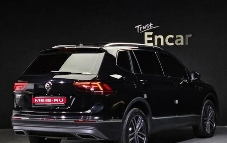 Volkswagen Tiguan II, 2020 год, 2 600 000 рублей, 2 фотография