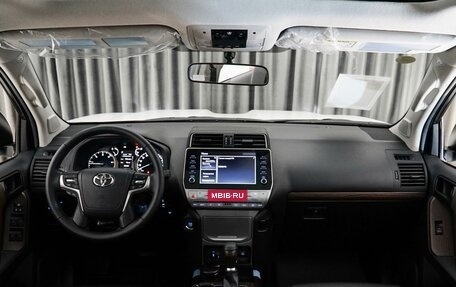Toyota Land Cruiser Prado 150 рестайлинг 2, 2022 год, 8 858 000 рублей, 6 фотография