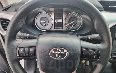 Toyota Hilux VIII, 2023 год, 5 900 000 рублей, 4 фотография