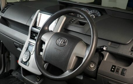 Toyota Voxy II, 2007 год, 1 499 000 рублей, 9 фотография