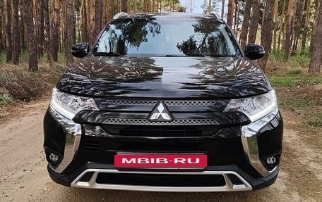 Mitsubishi Outlander III рестайлинг 3, 2019 год, 2 100 000 рублей, 4 фотография
